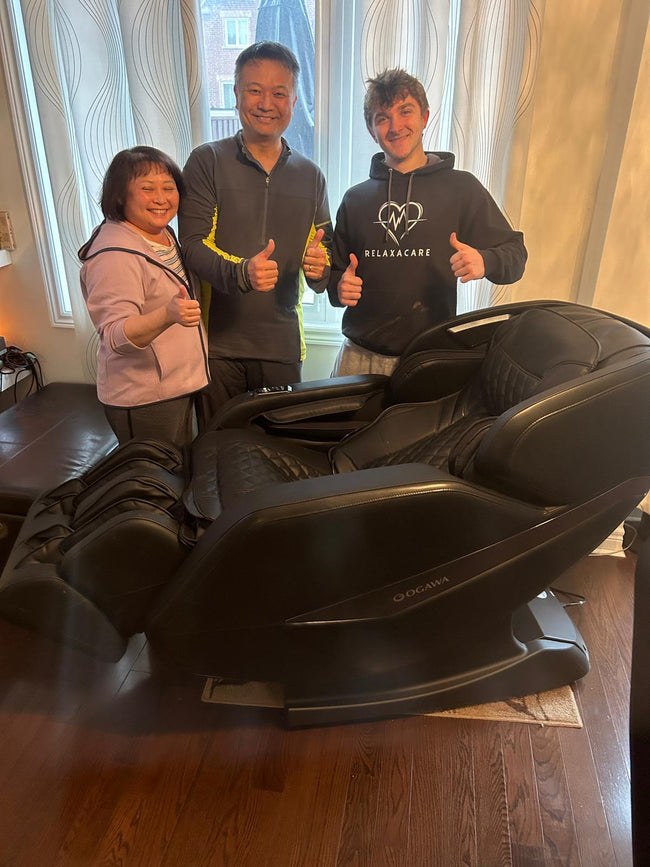 Relaxacare customer giving a thumbs up